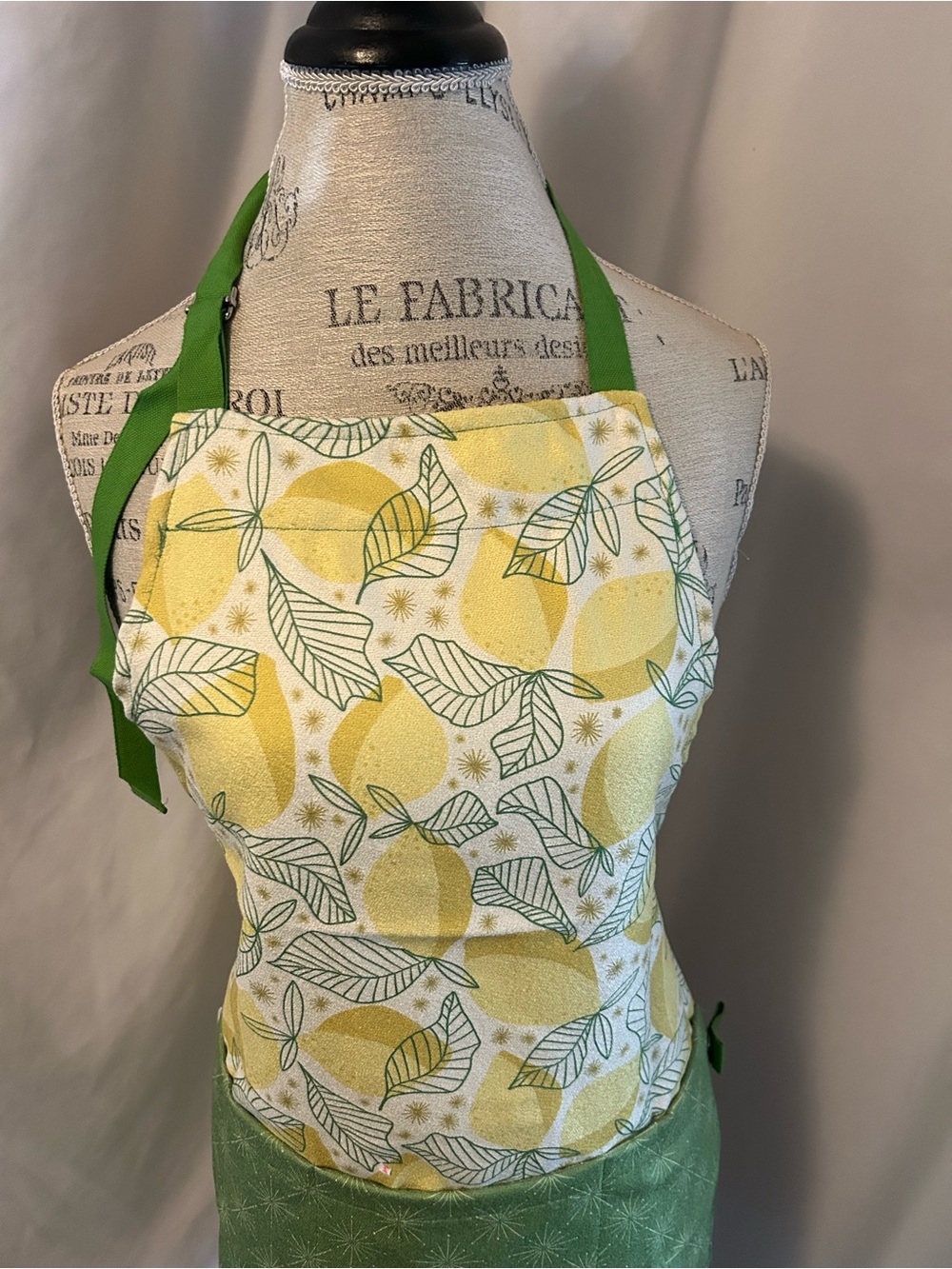 Lemon Print Apron in Yellow and Green - Picture 2 of 6